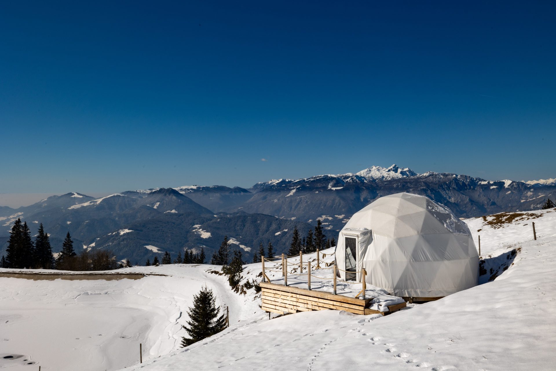 GLAMPING DOMES AT GOLTE