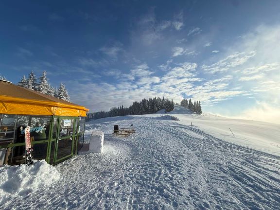 New après-ski stop Trije Ploti hut